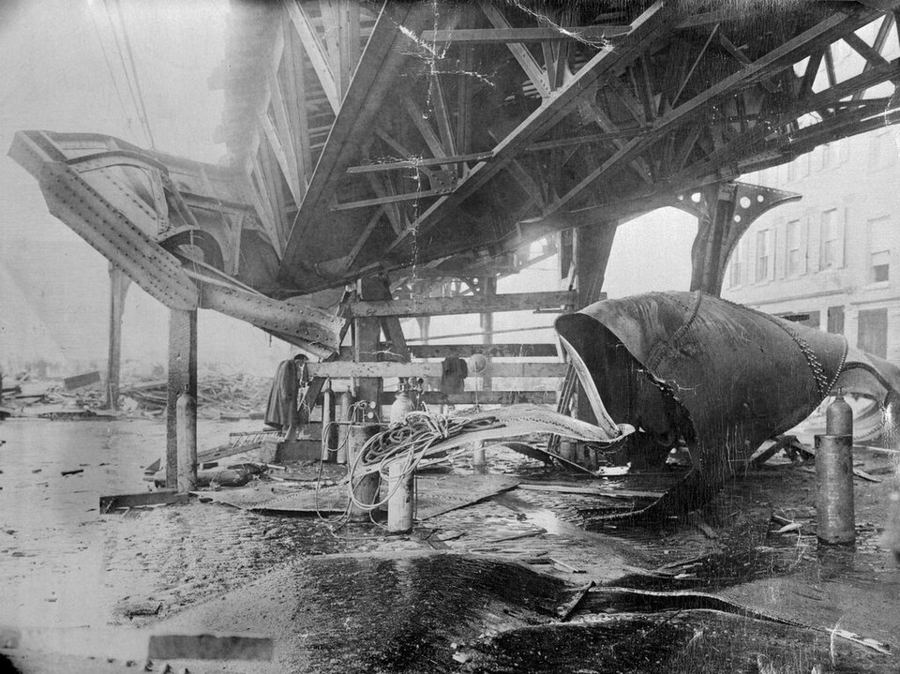 Damage to the elevated railway structure after the 1919 molasses flood